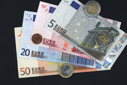 Euroscheine und Münzen