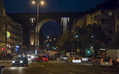 Der Steinweg mit dem Viadukt und Autos am Abend
