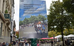 Ein Plakat an einem Masten am Laurentiusplatz weist auf den Verkehrsversuch hin