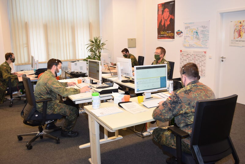 Bundeswehr-Soldaten an Telefonarbeitsplätzen bei der Personenkontaktverfolgung