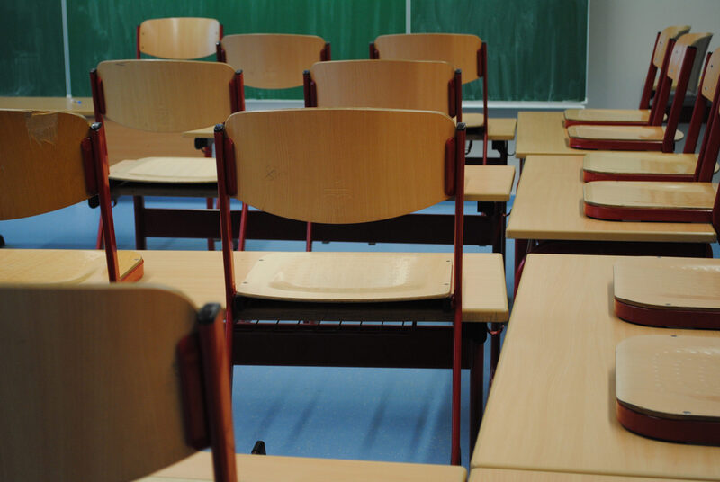 Tische und Stühle in einem Klassenzimmer