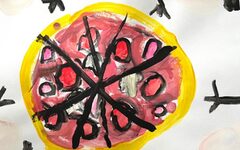Ein Kinderkunstwerk mit roter Fläche und gelbem Rand gleicht einem Granatapfel