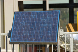 Ein Photovoltaik-Modul an einem Geländer montiert