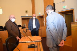 Architekt Schally, Oberbürgermeister Schneidewind und Stadtdirektor Johannes Slawig im Ratssaal