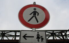 Verkehrsschild: Für Fußgänger gesperrt