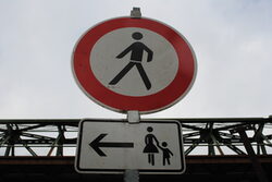 Verkehrsschild: Für Fußgänger gesperrt