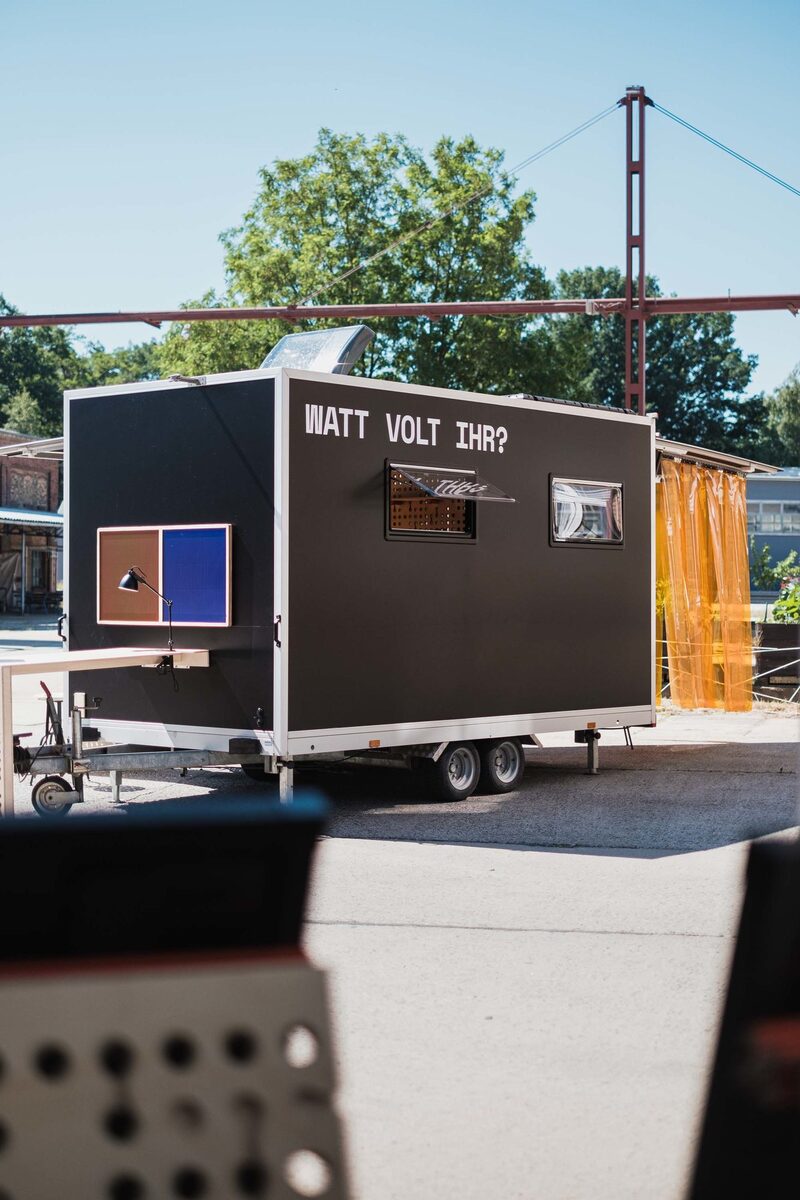 Das Klimamobil, ein ausgebauter Beratungs-Container mit der Aufschrift "Watt volt Ihr?"