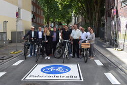 Die Neue Friedrichstraße mit Fahrradmarkierung und Vertretern der Verwaltung mit Fahrrädern