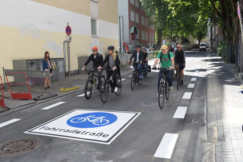 Radfahrer auf der neuen Fahrradstraße