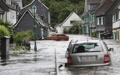 Überflutete Straße mit versunkenen Autos und Fachwerkhäusern im Stadtteil Beyenburg