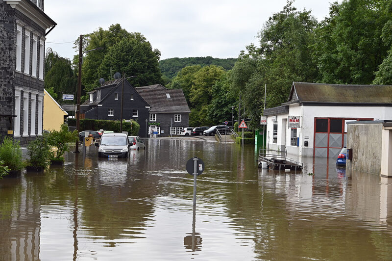 Überflutete Straße mit Gebäuden im Wasser im Stadtteil Kohlfurt