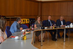 Mitglieder der Delegation im Gespräch mit Oberbürgermeister Uwe Schneidewind