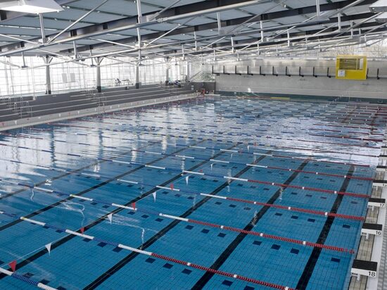 Großes Schwimmerbecken im Schwimmsportleistungszentrum