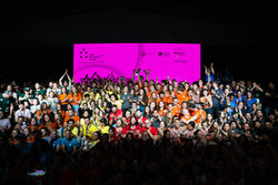 Alle Teams des Solar Decathlon 2022 auf einem Gruppenfoto