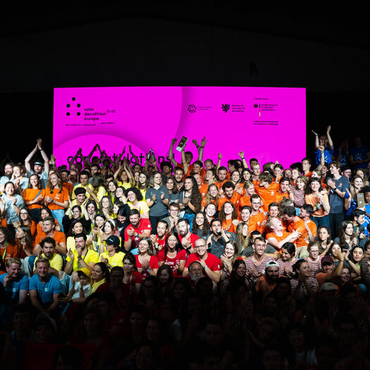 Alle Teams des Solar Decathlon 2022 auf einem Gruppenfoto