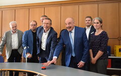 Zum symbolischen Start des Projektes drücken Oberbürgermeister Schneidewind und Prof. Gülker von der Initiativen einen roten Knopf