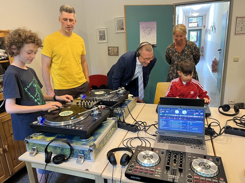 Kinder stehen zusammen mit Wuppertaler Oberbürgermeister und Betreuern am DJ-Pult