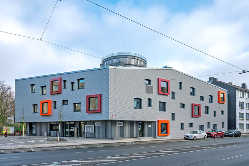 Das neue Stadtteilzentrum Heckinghausen mit großen "Stadtteilfenstern" und Alufassade