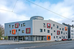 Stadtteilzentrum Heckinghausen mit auffälligen "Stadtteilfenstern" und Alufassade