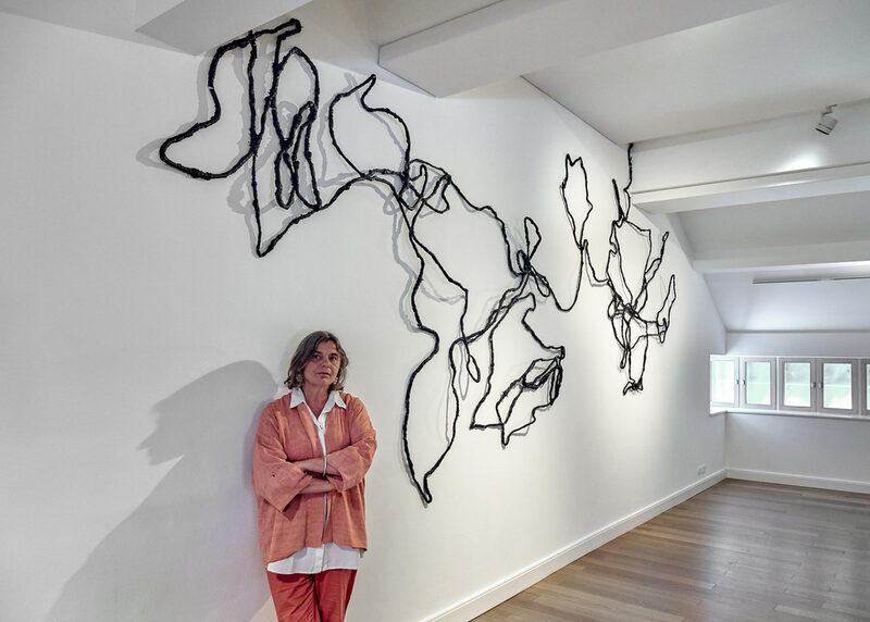 Susanne Kessler mit einem ihrer Kunstwerke im Museum Kunst der Westküste