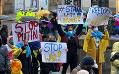 Friedens-Demo mit Ukrainern auf dem Johannes-Rau-Platz