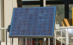 Eine Photovoltaikanlage wandelt Sonnenlicht in Strom um