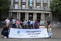Mitglieder des städtischen Stadtradel-Teams stehen vor dem Rathaus Barmen