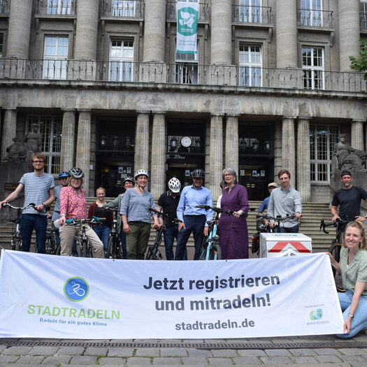 Mitglieder des städtischen Stadtradel-Teams stehen vor dem Rathaus Barmen