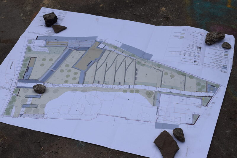 Plan der Außenanlagen mit terrassiertem Gelände, Obstwiese und Freiflächen