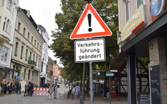 Ein Verkehrsschild weißt auf die geänderte Verkehrssituation auf dem Laurentiusplatz hin.