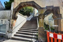Die sanierte Stützmauer ist hinter dem noch renovierungsbedürftigen Portal zur Hamburger Treppe zu sehen