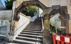 Die sanierte Stützmauer ist hinter dem noch renovierungsbedürftigen Portal zur Hamburger Treppe zu sehen