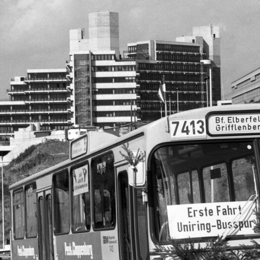 Historische Aufnahme von einem Bus am Campus Grifflenberg