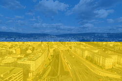 Ein Luftbild der Stadt mit der B 7 in Elberfeld unter der ukrainischen Flagge