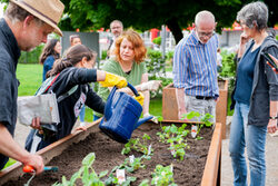 Bürgerinnen und Bürger bei der Einweihung des Urban Gardening-Areals auf dem Bayer-Platz in Heckinghausen
