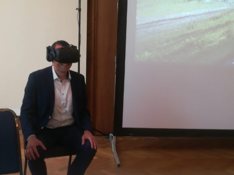 Oberbürgermeister Schneidewind mit VR-Brille bei einer "Testfahrt"
