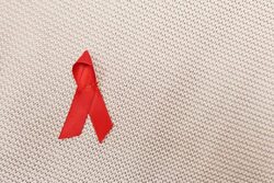 Die rote Aids-Schleife ist ein Symbol der Solidarität mit HIV-Erkrankten
