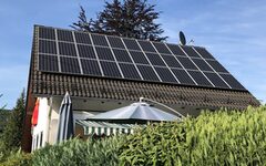 Hausdach mit Solarmodulen