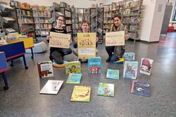 Mitarbeiterinnen der Stadtbibliothek zeigen Bilderbücher