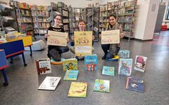 Mitarbeiterinnen der Stadtbibliothek zeigen Bilderbücher