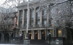 Das Rathaus Barmen im Winter.