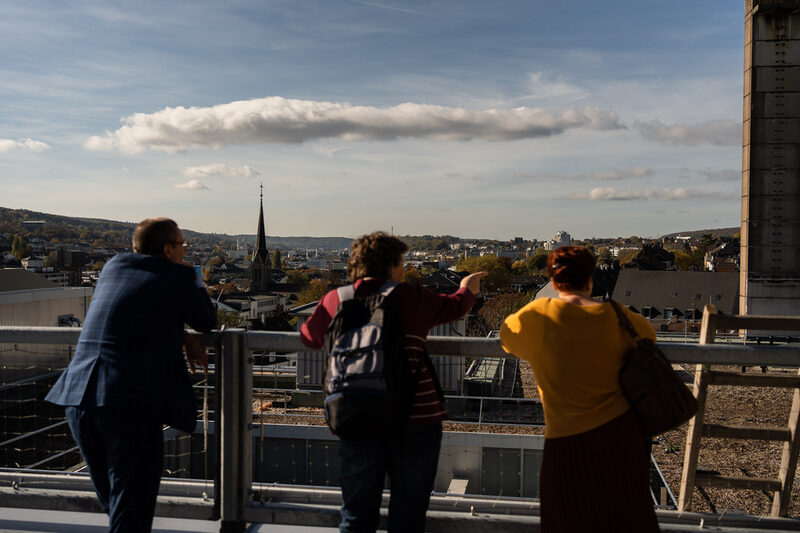 Die Gäste blicken vom Dach des BOB Campus auf Wuppertal