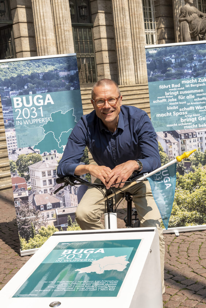 Wuppertals Oberbürgermeister Uwe Schneidewind auf BUGA-Lastenrad