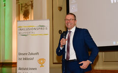 Oberbürgermeister Uwe Schneidewind bei der Verleihung des letztjährigen Inklusionspreises