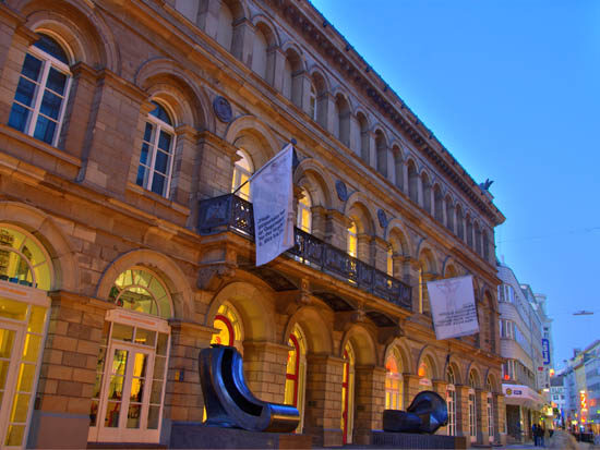 Eingangsportal des Von der Heydt-Museums mit zwei Skulturen des Wuppertaler Künstlers Tony Cragg