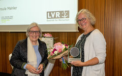 Die Wuppertalerin Iris Colsman ist mit dem Rheinlandtaler ausgezeichnet worden. Im Bild von links: Ursula Mahler (LVR) und Iris Colsman