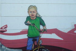 Ein Graffiti zeigt ein Mädchen auf einem Fahrrad