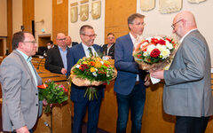 Stadtdirektor Johannes Slawig erhält Blumensträuße von Oberbürgermeister Uwe Schneidewind und den Fraktionsvorsitzenden im Ratssaal