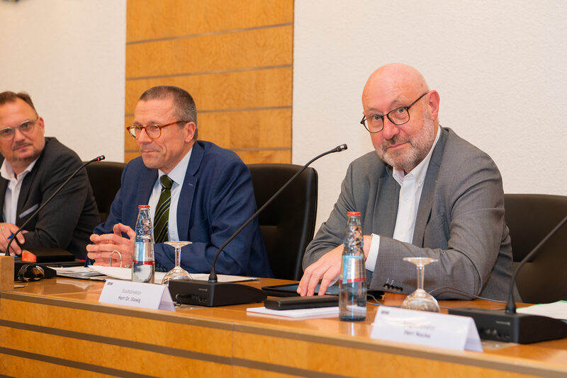 Auf der Dezernentenbank: Stadtdirektor Dr. Johannes Slawig neben Oberbürgermeister Uwe Schneidewind
