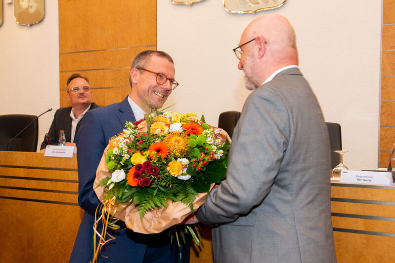 Oberbürgermeister Uwe Schneidewind überreicht Stadtdirektor Dr. Johannes Slawig einen Blumenstraß
